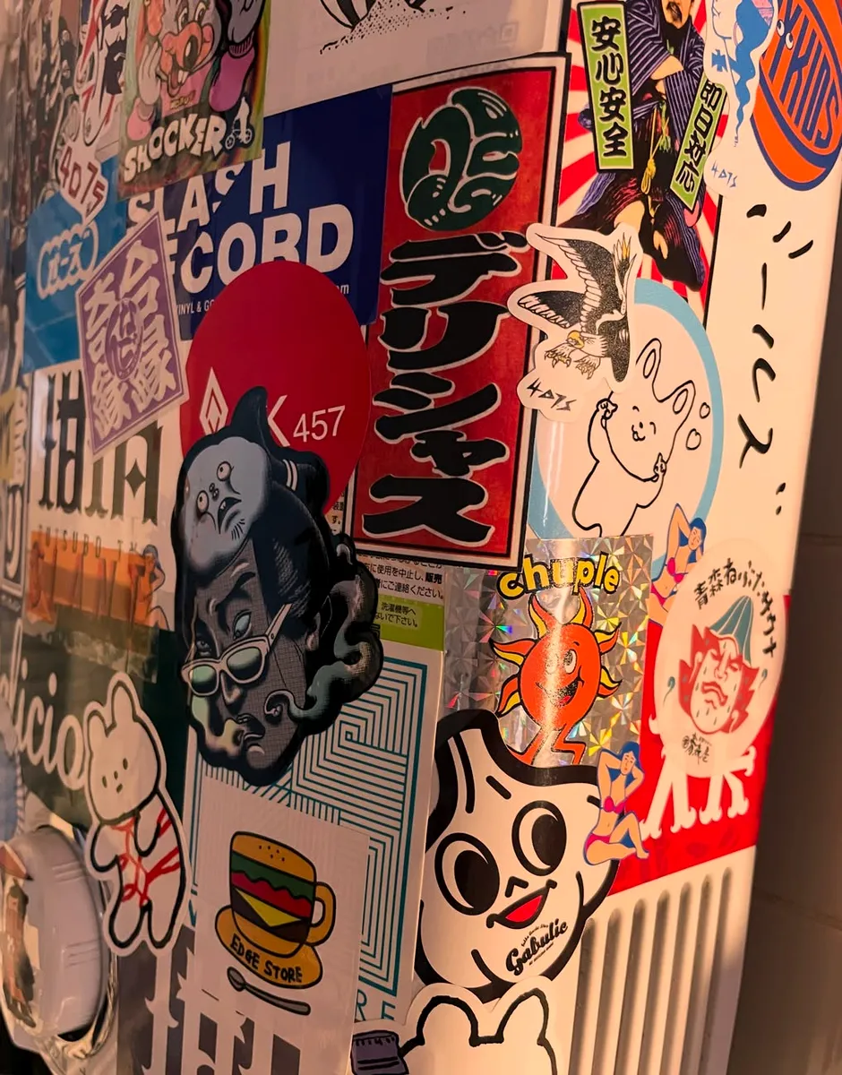 ステッカーで埋め尽くされた店の壁